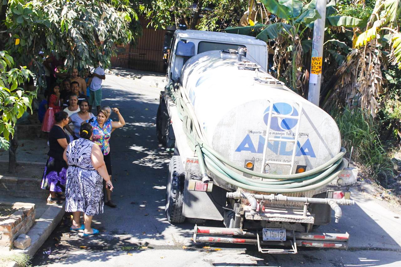 Pipas de ANDA continúan abasteciendo a la población de San Salvador pipas-de-anda-continuan-abasteciendo-a-la-poblacion-de-san-salvador